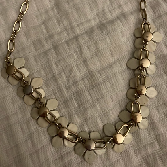 White flower floral necklace - Picture 6 of 6